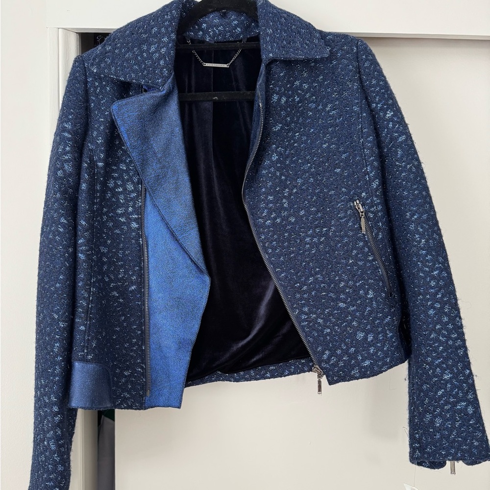 Elie Tahari Blue Blazer with Fitted Silhouette and Textured Fabric